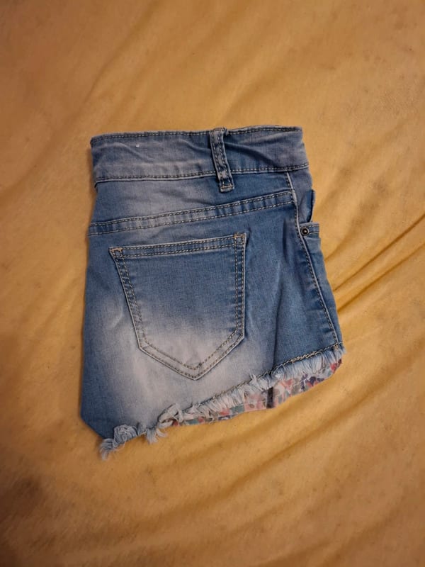 Jeansshorts hellblau mit Blumenfutter — Bild 3 von 3