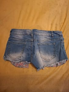 Jeansshorts hellblau mit Blumenfutter — Bild 2 von 3 anzeigen