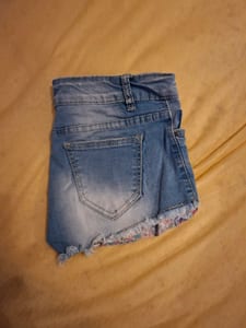 Jeansshorts hellblau mit Blumenfutter — Bild 3 von 3 anzeigen