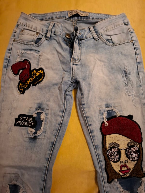 Hellblaue Jeans mit Aufnähern und Used-Look — Bild 2 von 5