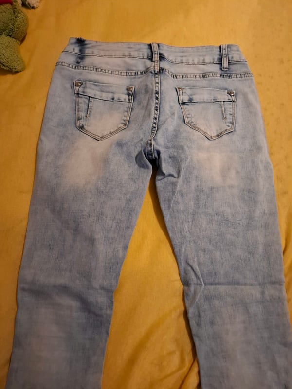 Hellblaue Jeans mit Aufnähern und Used-Look — Bild 3 von 5