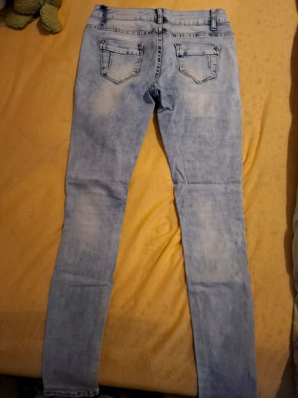 Hellblaue Jeans mit Aufnähern und Used-Look — Bild 4 von 5