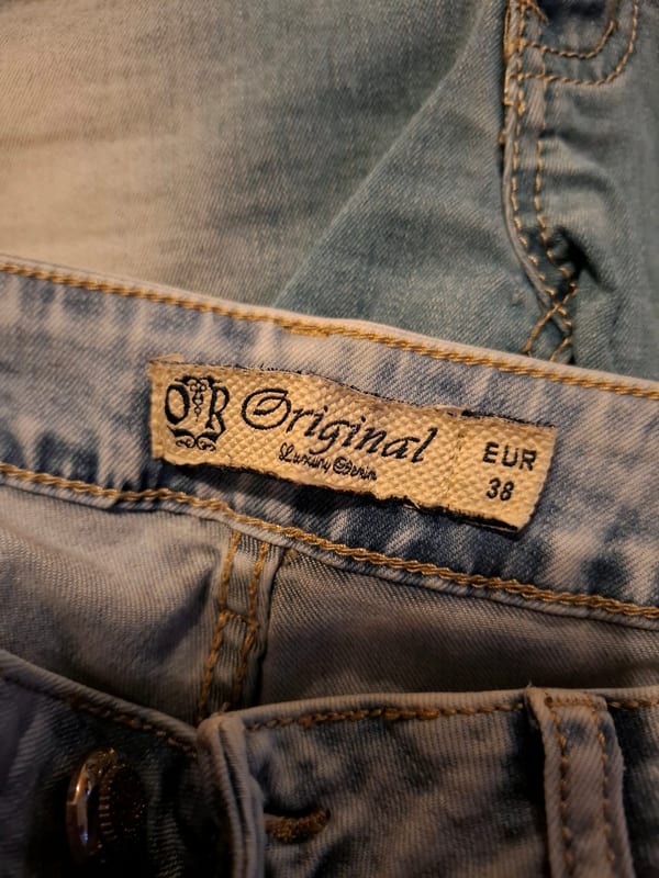 Hellblaue Jeans mit Aufnähern und Used-Look — Bild 5 von 5