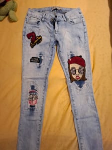 Hellblaue Jeans mit Aufnähern und Used-Look — Bild 1 von 5 anzeigen