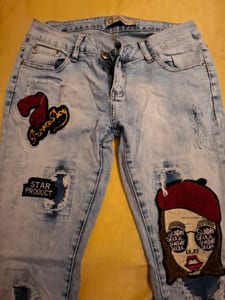 Hellblaue Jeans mit Aufnähern und Used-Look — Bild 2 von 5 anzeigen