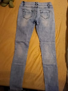 Hellblaue Jeans mit Aufnähern und Used-Look — Bild 4 von 5 anzeigen