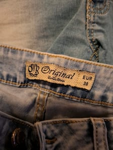 Hellblaue Jeans mit Aufnähern und Used-Look — Bild 5 von 5 anzeigen