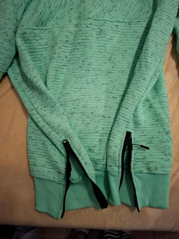 Pullover-Hoodie in Mint mit Kapuze und Reißverschluss-Details — Bild 4 von 6
