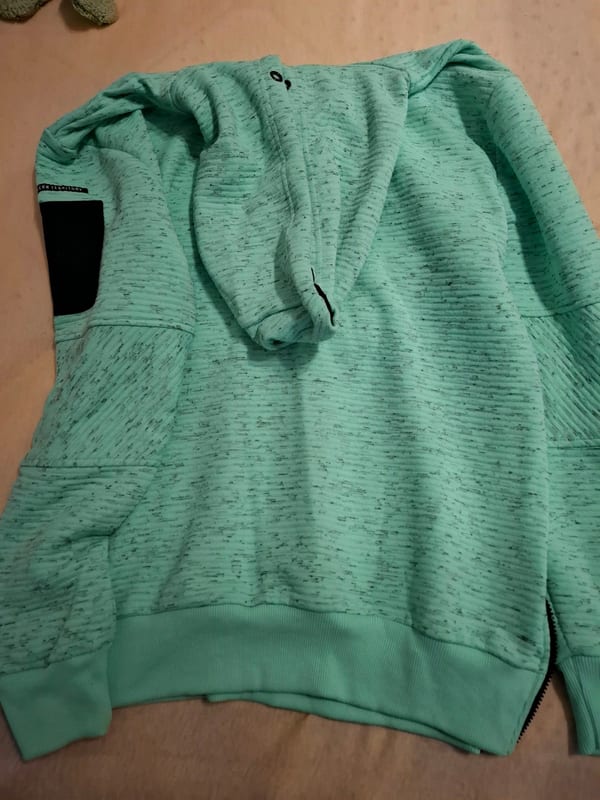 Pullover-Hoodie in Mint mit Kapuze und Reißverschluss-Details — Bild 6 von 6