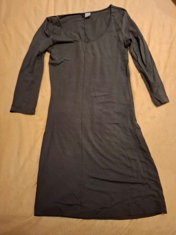 Dunkelgraues Jerseykleid mit U-Ausschnitt und 3/4-Arm — Bild 3 von 3