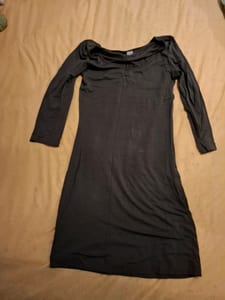 Dunkelgraues Jerseykleid mit U-Ausschnitt und 3/4-Arm — Bild 1 von 3 anzeigen