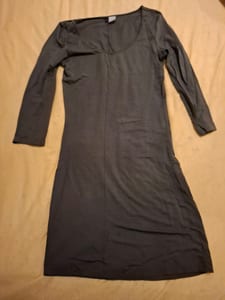 Dunkelgraues Jerseykleid mit U-Ausschnitt und 3/4-Arm — Bild 3 von 3 anzeigen