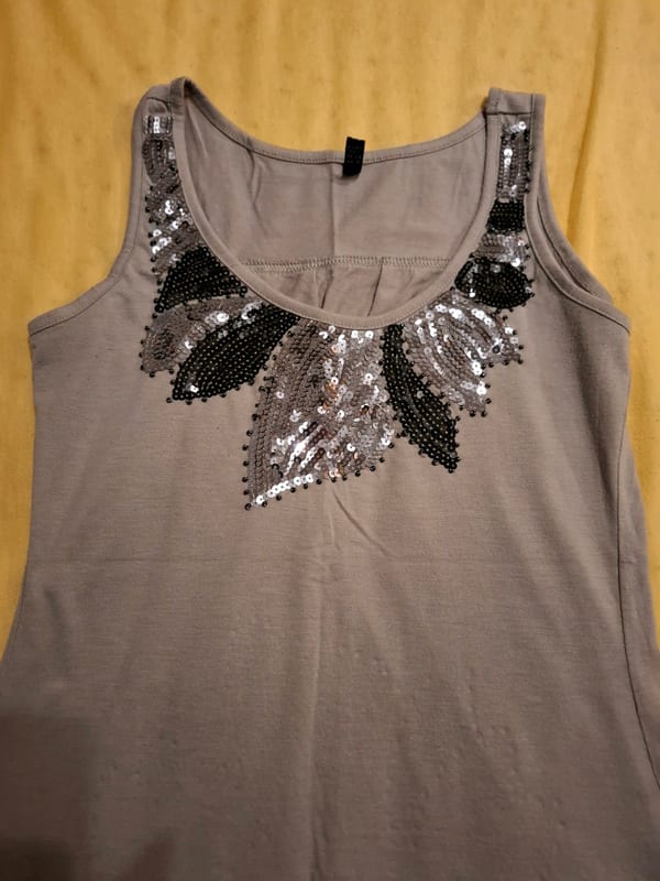 Longtop ärmellos mit Pailletten-Verzierung am Ausschnitt — Bild 2 von 4