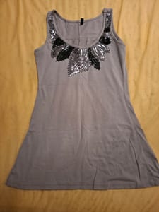 Damen Longtop ärmellos mit Pailletten-Verzierung am Ausschnitt – Größe XS – Grau