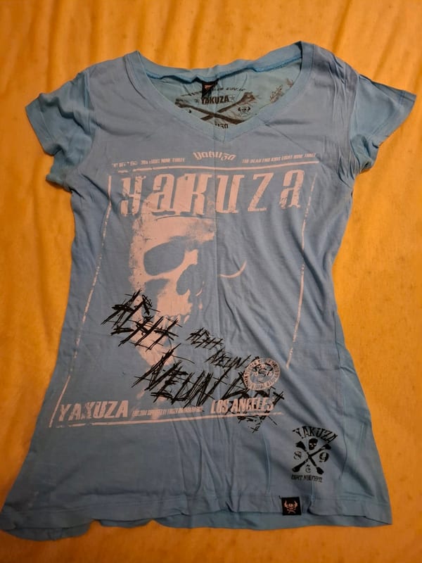 Hellblaues T-Shirt mit Totenkopf-Print und V-Ausschnitt — Bild 1 von 3