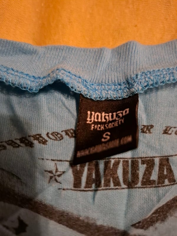 Hellblaues T-Shirt mit Totenkopf-Print und V-Ausschnitt — Bild 2 von 3