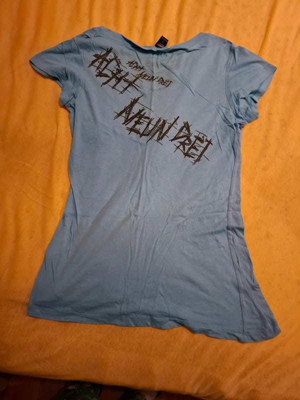 Hellblaues T-Shirt mit Totenkopf-Print und V-Ausschnitt — Bild 3 von 3