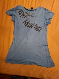 Hellblaues T-Shirt mit Totenkopf-Print und V-Ausschnitt — Bild 3 von 3 anzeigen