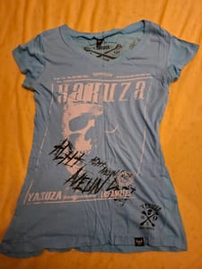 Damen Hellblaues T-Shirt mit Totenkopf-Print und V-Ausschnitt – Größe S