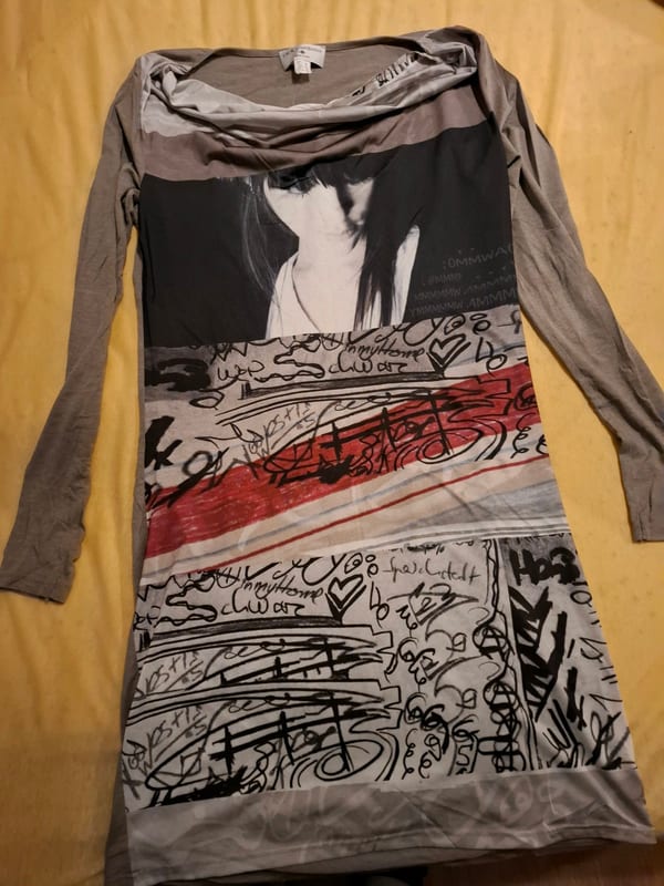 Langarm-Longshirt mit Fotodruck und Graffiti-Muster — Bild 1 von 4