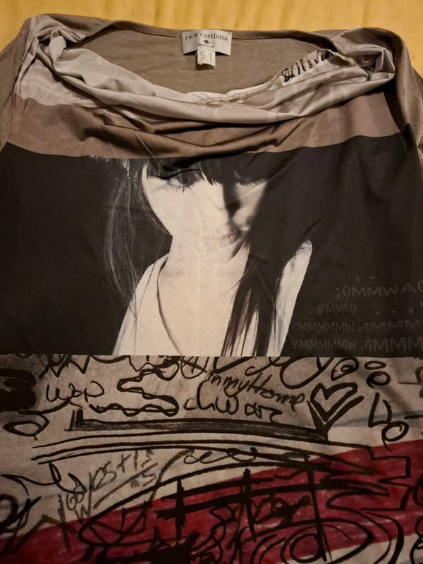 Langarm-Longshirt mit Fotodruck und Graffiti-Muster — Bild 3 von 4