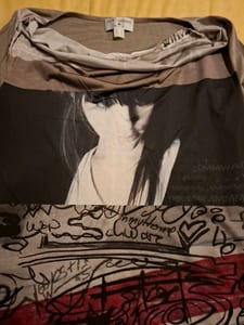 Langarm-Longshirt mit Fotodruck und Graffiti-Muster — Bild 3 von 4 anzeigen