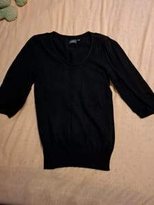 Schwarzer Strickpullover mit 3/4-Ärmeln und U-Ausschnitt
