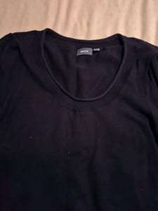 Schwarzer Strickpullover mit 3/4-Ärmeln und U-Ausschnitt — Bild 2 von 4 anzeigen