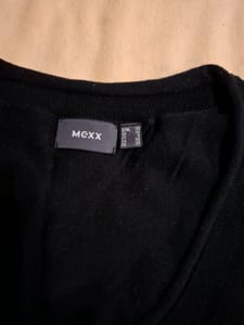 Schwarzer Strickpullover mit 3/4-Ärmeln und U-Ausschnitt — Bild 3 von 4 anzeigen