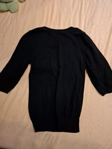 Schwarzer Strickpullover mit 3/4-Ärmeln und U-Ausschnitt — Bild 4 von 4 anzeigen