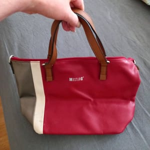 Handtasche in Rot mit beige-grauen Seitenteilen