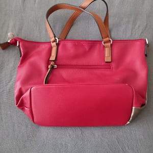Handtasche in Rot mit beige-grauen Seitenteilen — Bild 2 von 5 anzeigen