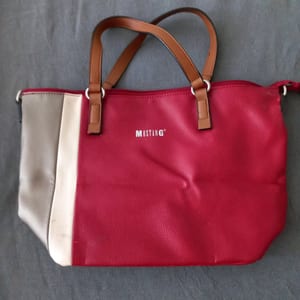 Handtasche in Rot mit beige-grauen Seitenteilen — Bild 3 von 5 anzeigen