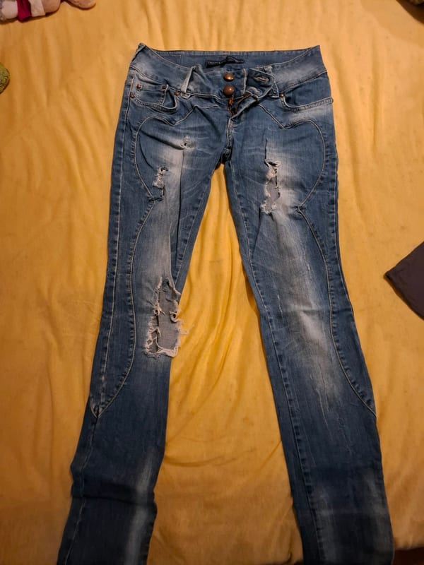 Damenjeans im Used-Look mit Rissen, Slim Fit — Bild 1 von 4