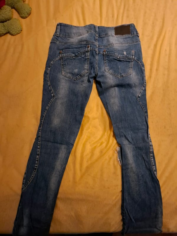 Damenjeans im Used-Look mit Rissen, Slim Fit — Bild 3 von 4