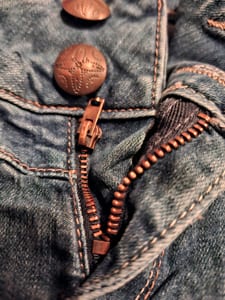Damenjeans im Used-Look mit Rissen, Slim Fit — Bild 2 von 4 anzeigen