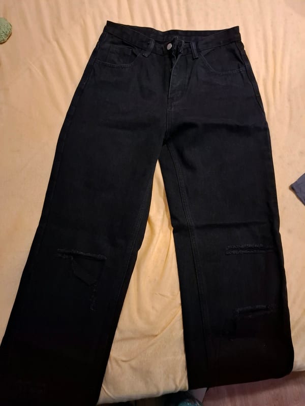 Schwarze Jeans mit Destroyed-Details, weites Bein — Bild 1 von 5
