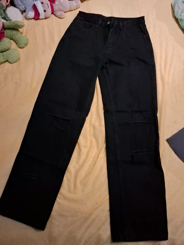 Schwarze Jeans mit Destroyed-Details, weites Bein — Bild 4 von 5