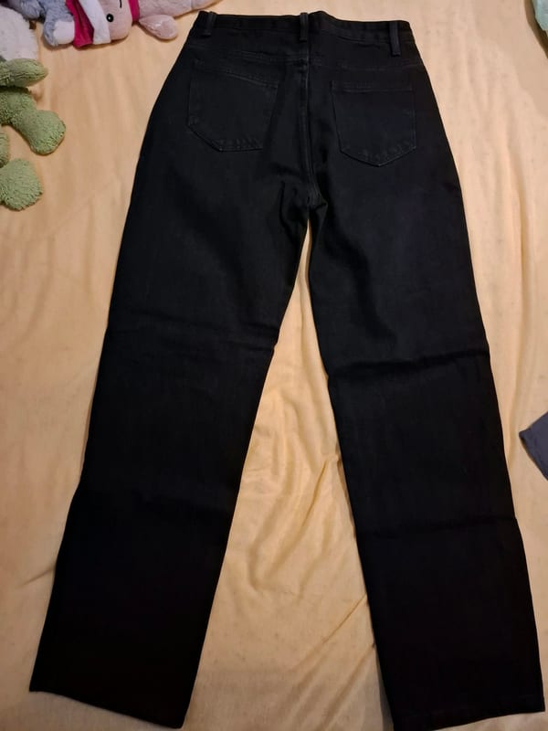 Schwarze Jeans mit Destroyed-Details, weites Bein — Bild 5 von 5