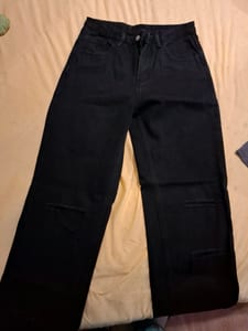 Schwarze Jeans mit Destroyed-Details, weites Bein