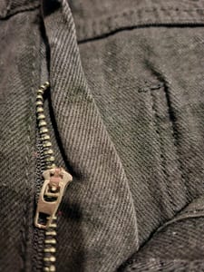 Schwarze Jeans mit Destroyed-Details, weites Bein — Bild 2 von 5 anzeigen