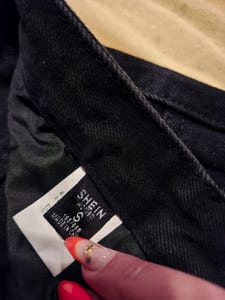 Schwarze Jeans mit Destroyed-Details, weites Bein — Bild 3 von 5 anzeigen