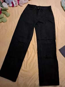 Schwarze Jeans mit Destroyed-Details, weites Bein — Bild 4 von 5 anzeigen