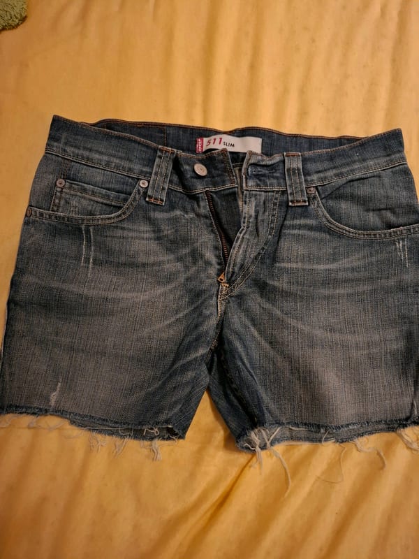 Jeansshorts Damen, Used-Look, ausgefranster Saum — Bild 1 von 4