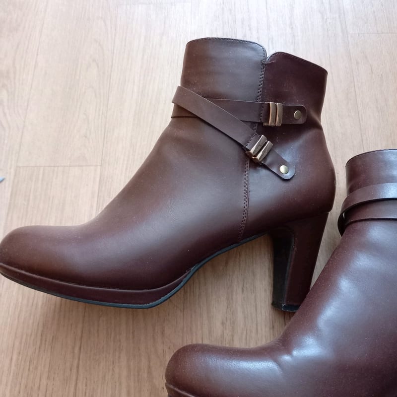 Braune Stiefeletten mit Absatz und Riemendetail — Bild 1 von 4