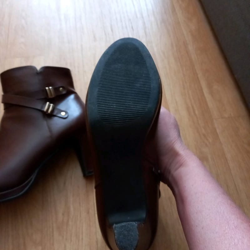 Braune Stiefeletten mit Absatz und Riemendetail — Bild 2 von 4