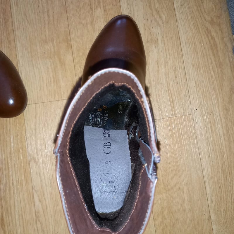 Braune Stiefeletten mit Absatz und Riemendetail — Bild 4 von 4
