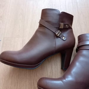 Braune Stiefeletten mit Absatz und Riemendetail
