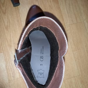 Braune Stiefeletten mit Absatz und Riemendetail — Bild 3 von 4 anzeigen
