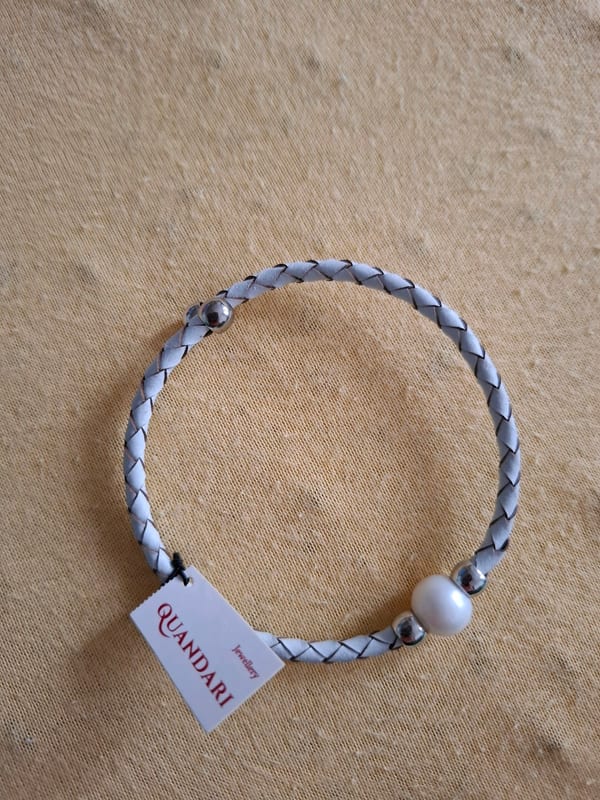 Geflochtenes Armband mit Perle und Silberperlen — Bild 1 von 2
